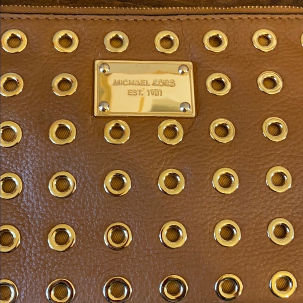 Michael Kors leather wristlet with gold grommets - Picture 6 of 7